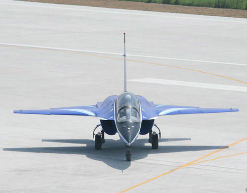 資料圖：中國(guó)L-15高級(jí)教練機(jī)使用的是烏克蘭制AI-222發(fā)動(dòng)機(jī)。