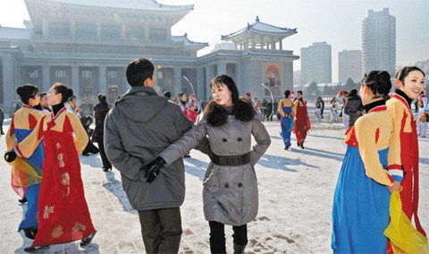 12月12日，朝鮮成功發(fā)射火箭后，平壤市民跳舞慶祝（資料圖）