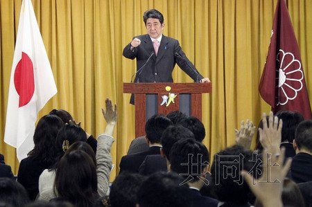 12月17日，日本自民黨總裁安倍晉三17日在黨總部會(huì)見記者，表示考慮與日本維新會(huì)和眾人之黨攜手修改憲法。