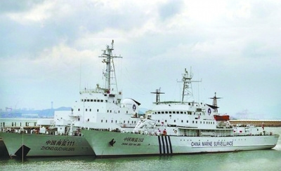 海監(jiān)111船（左）與112船，海監(jiān)111船原為海軍“海冰723號(hào)”破冰船