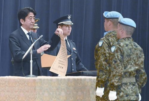 20日，日本首相安倍晉三向回國的戈蘭高地維和自衛(wèi)隊(duì)遞交政府獎狀。安倍在儀式上稱，近年“日本周邊的安全保障環(huán)境更加嚴(yán)峻”，為此將修改《防衛(wèi)計(jì)劃大綱》，進(jìn)一步加強(qiáng)日美同盟。