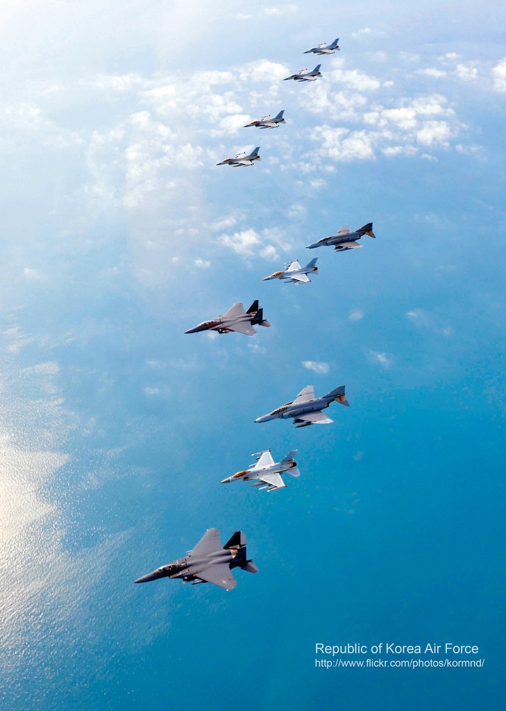 圖為韓空軍KF-16戰(zhàn)機(jī)、F-4戰(zhàn)機(jī)、F-15K兩代三型戰(zhàn)機(jī)編隊(duì)升空練作戰(zhàn)。