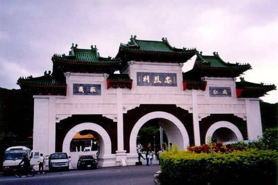 位于臺(tái)北的忠烈祠供奉著從孫中山革命，到抗日戰(zhàn)爭(zhēng)，解放戰(zhàn)爭(zhēng)所有陣亡國(guó)民黨士兵的靈位。