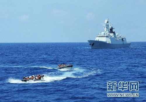 3月28日，十余名臨檢拿捕隊(duì)員從玉林艦出發(fā)，乘小艇駛向模擬可疑商船的艦只。