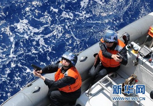 　3月28日，十余名臨檢拿捕隊(duì)員乘小艇駛至模擬可疑商船下方水面。