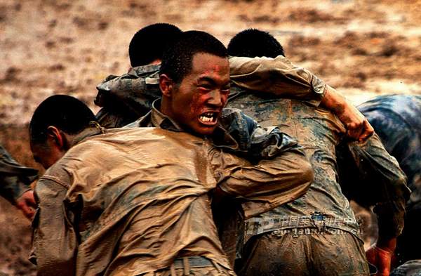 資料圖：濟(jì)南軍區(qū)某部特種兵魔鬼訓(xùn)練。