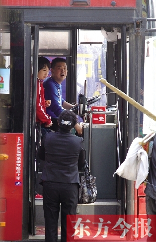 梅麗手持殘疾人證等車時(shí)，多次被司機(jī)婉言謝絕