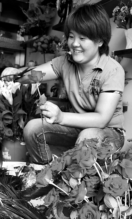8月21日，內黃縣一家鮮花店的工作人員正在包裝鮮花。