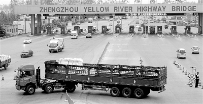 一輛6軸大貨車被路政人員勸阻后，掉頭返回