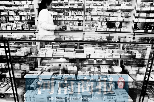 　鄭州不少藥店，也會(huì)把價(jià)格低的藥品放下層，價(jià)格高的放在醒目位置
