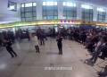 火車站候車大廳紅歌快閃迎國(guó)慶！百人互動(dòng)，震撼現(xiàn)場(chǎng)嗨翻天！