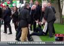 英國首相卡梅倫遭人當街猛推 隨身保鏢毫無反應(yīng)