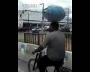 開掛民族騎車頭頂煤氣罐，原地耍酷 腳不離車 飄逸