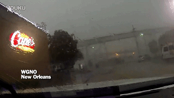 好可怕！大風把火車從橋上吹了下來
