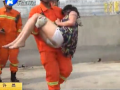 女子要跳樓 究竟為哪般？