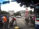 好恐怖的車禍！騎車先到人才到
