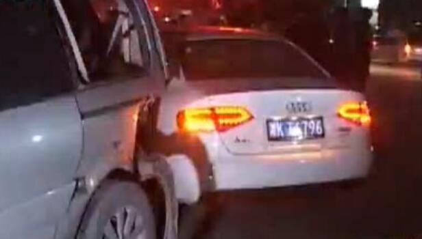 12車停路邊瞬間全報廢 咋回事？