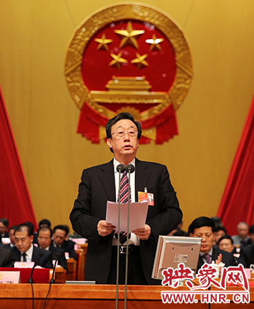 在表決通過各項決議后，省委書記、省人大常委會主任郭庚茂作出講話