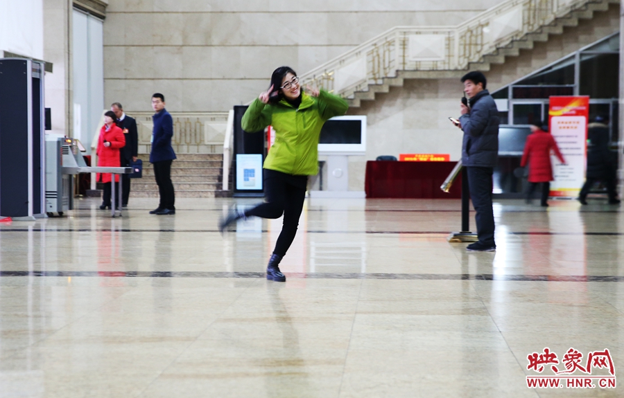 南樂天完成一個采訪后，興奮的跳了起來。