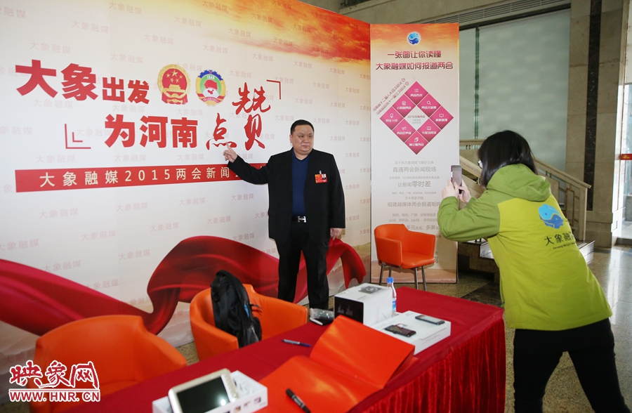 幫代表在大象融媒新聞會客廳留影拍照。