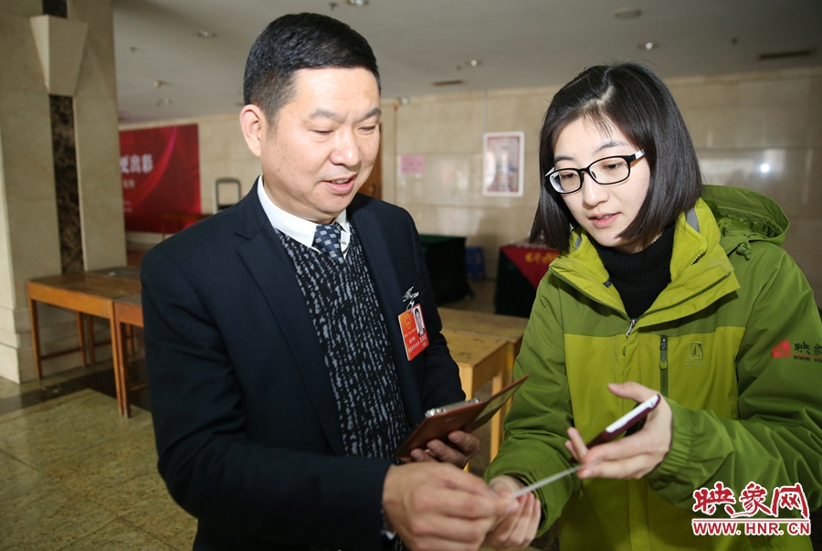 幫代表使用大象融媒映象網微信打印機現(xiàn)場打印照片。