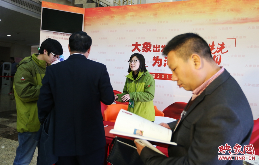 向代表、委員講解大象融媒旗下出品的新聞產品。