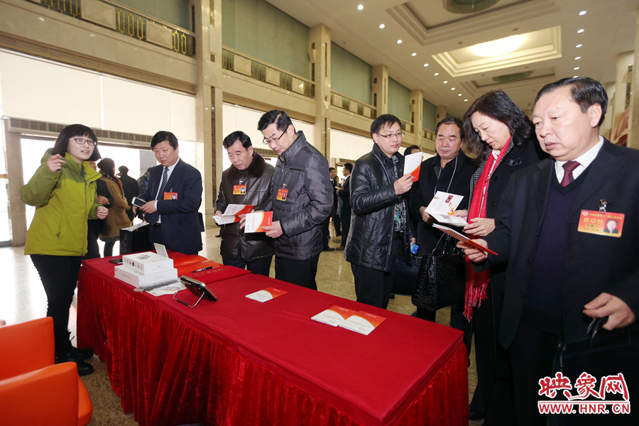 向代表、委員講解大象融媒旗下出品的新聞產品。