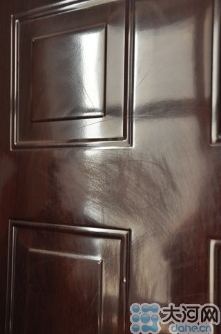 　雖然王先生用砂紙打磨過，但是“奠字”仍依稀可見