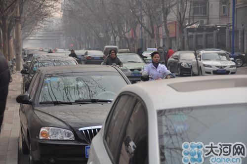　業(yè)主將車停到經一路上，給路人造成很大的不便