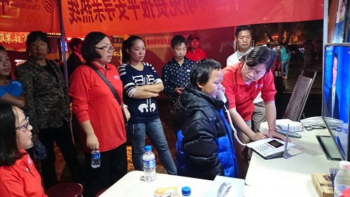小男孩走失，移動員工幫他們找 親人