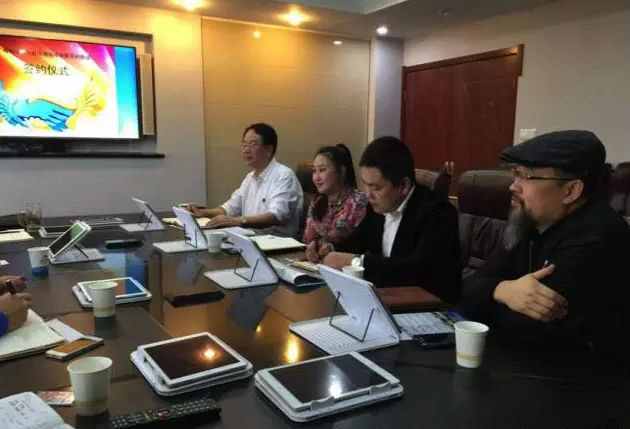 從右至左依次為趙財(cái)神，雅購(gòu)供銷CEO許濤，農(nóng)團(tuán)聯(lián)盟創(chuàng)始人王婷。