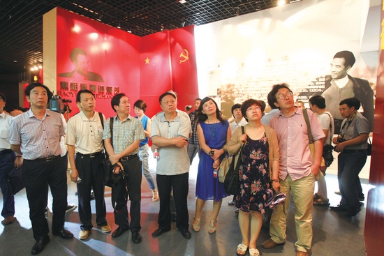 河南電視臺、河南人民廣播電臺、河南省詩歌學(xué)會的專家、詩人、記者等數(shù)十人赴蘭考焦裕祿紀念園采風(fēng)學(xué)習(xí)