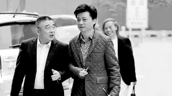錢文忠（左）、小崔、蔡志忠（后）三位大咖步入錄制現(xiàn)場