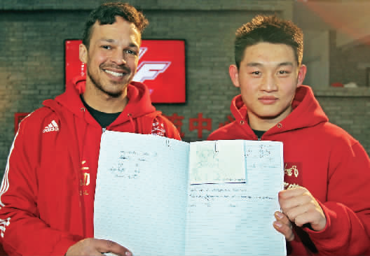 　　約瑟夫手繪了每個選手的肖像，認認真真地用字母拼寫出選手的中文名字附注。“看，這個是鄭召玉喲”