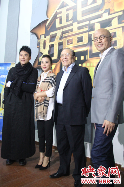 林依輪、李玲玉、楊洪基三位評(píng)委導(dǎo)師以及主持人孫國慶接受媒體采訪