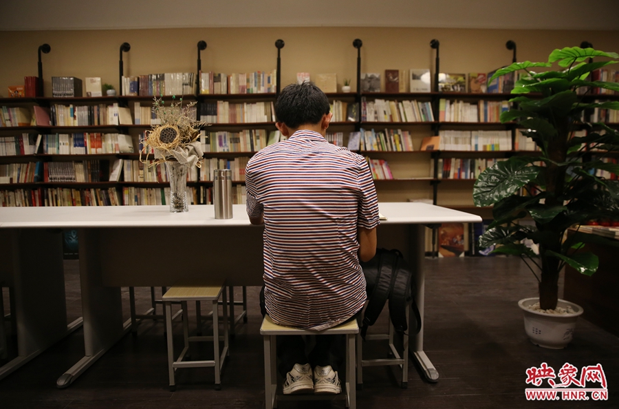 5月23日晚，鄭州一家24小時（周五、周六）書店營業(yè)。慕名而來的客人在看書。