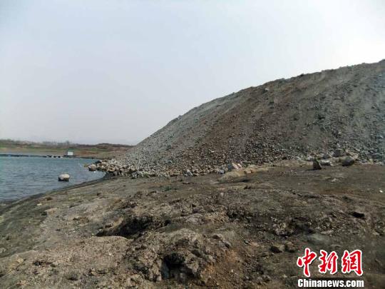 填湖造地，在鴨河水庫(kù)非法建設(shè)有越演越烈之勢(shì)。吳揚(yáng)　攝