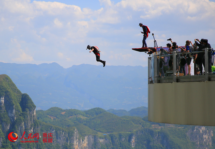28日，2016世界低空跳傘大賽在重慶云陽龍缸景區(qū)正式開賽。圖為選手角逐中。劉政寧 攝
